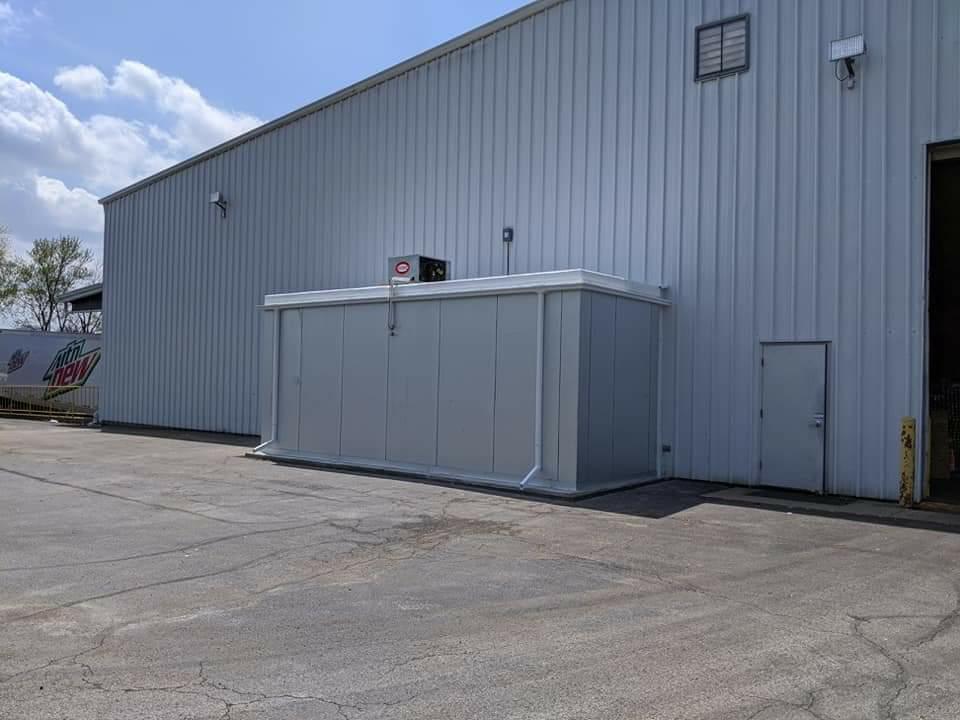 Commercial building with a mechanical equipment enclosure